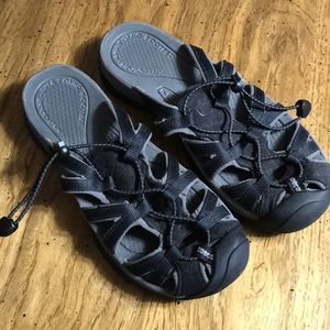 Keen Size 9.5 Slip-on!